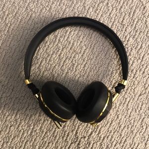 Noise cancelling Bluetooth headphones